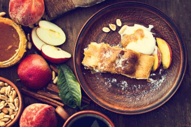 Strudel şeftali, elma ve fıstık ile