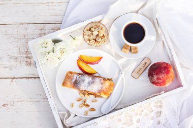 Strudel şeftali, elma ve fıstık ile