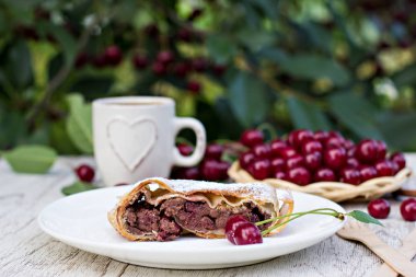 Strudel kiraz ve çikolata ile
