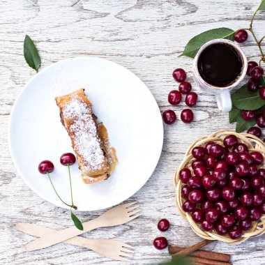 Strudel kiraz ve çikolata ile