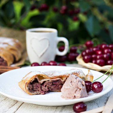Strudel kiraz ve çikolata ile