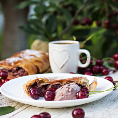 Strudel kiraz ve çikolata ile