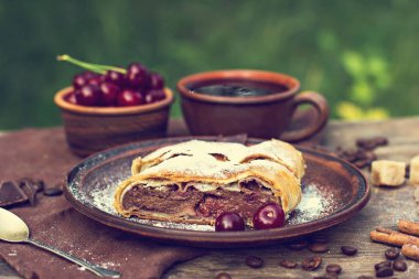 Strudel kiraz ve çikolata ile