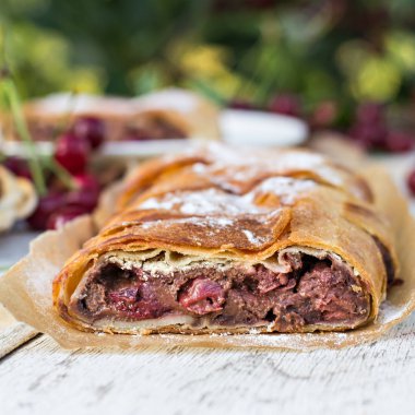 Strudel kiraz ve çikolata ile