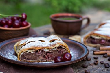 Strudel kiraz ve çikolata ile