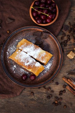 Strudel kiraz ve çikolata ile