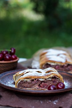 Strudel kiraz ve çikolata ile