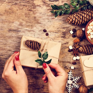 hediye, köknar dalı, fındık, koniler, kakao, kahve, sıcak örme battaniye. Kış, yeni yıl, yılbaşı natürmort