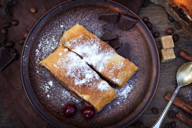 Strudel kiraz ve çikolata ile