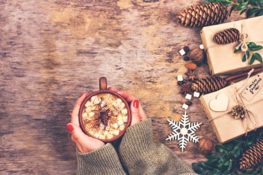 hediye, köknar dalı, fındık, koniler, kakao, kahve, sıcak örme battaniye. Kış, yeni yıl, yılbaşı natürmort