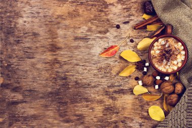 Sıcak kakao marshmallows eski ahşap kurullarında baharatlar ile birlikte. Kahve, kakao, tarçın, fındık, Yıldız anason, rahat kazak.