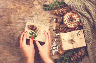 hediye, köknar dalı, fındık, koniler, kakao, kahve, sıcak örme battaniye. Kış, yeni yıl, yılbaşı natürmort