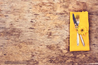  Sonbahar dekorlu masa ayarları. Çatal, bıçak, peçete, çatal bıçak. Tatil süsleri. Şükran Günü yemeği. Sonbahar havası, Cadılar Bayramı, Şükran Günü, tatil konsepti. Top View. seçici odak. 