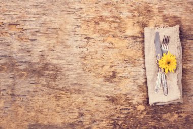  Sonbahar dekorlu masa ayarları. Çatal, bıçak, peçete, çatal bıçak. Tatil süsleri. Şükran Günü yemeği. Sonbahar havası, Cadılar Bayramı, Şükran Günü, tatil konsepti. Top View. seçici odak. 