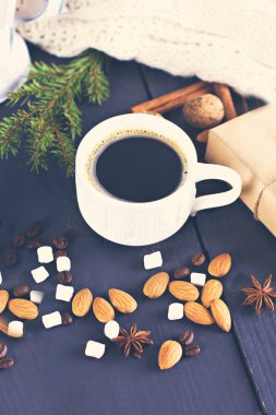 hediye, köknar dalı, fındık, koniler, kakao, kahve, sıcak örme battaniye. Kış, yeni yıl, yılbaşı natürmort