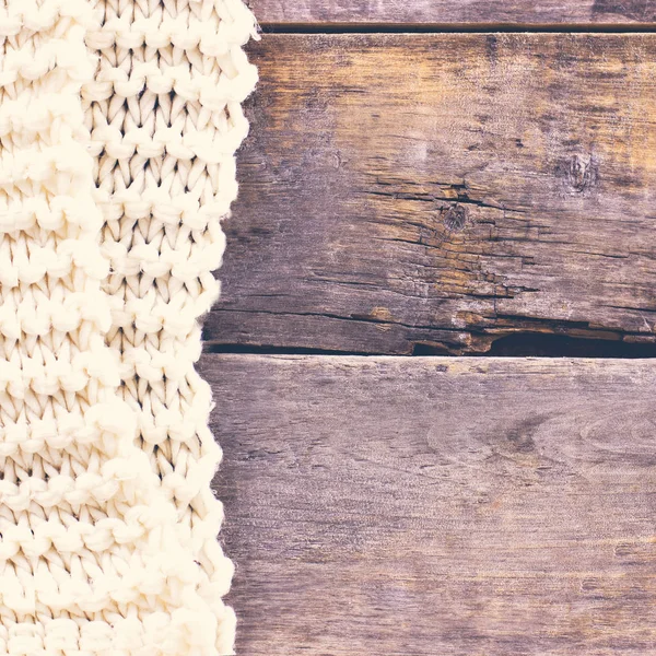 eski ahşap kurullarında örme ekose, kazak. Yumuşak kış arka plan, kazak örme rahat. Noel tatili evde. metin, en iyi görünüm düz lay ile sloganı veya kısa mesaj için kopya alanı için yer