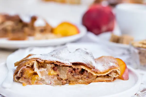 Strudel şeftali, elma ve fıstık ile