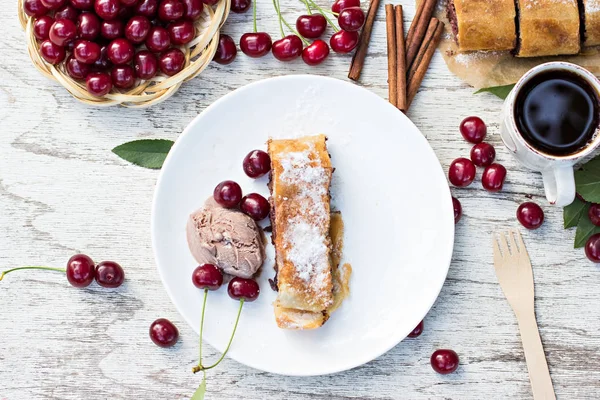 Strudel kiraz ve çikolata ile