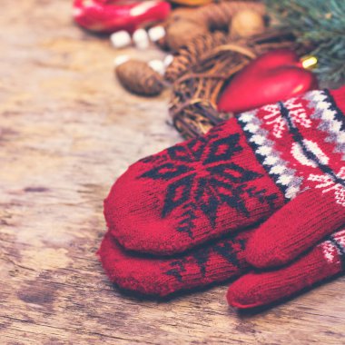 hediye, köknar dalı, fındık, koniler, kakao, kahve, sıcak örme battaniye. Kış, yeni yıl, yılbaşı natürmort.