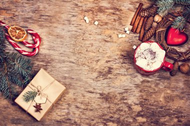 hediye, köknar dalı, fındık, koniler, kakao, kahve, sıcak örme battaniye. Kış, yeni yıl, yılbaşı natürmort