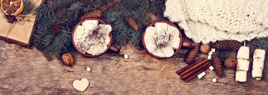 hediye, köknar dalı, fındık, koniler, kakao, kahve, sıcak örme battaniye. Kış, yeni yıl, yılbaşı natürmort