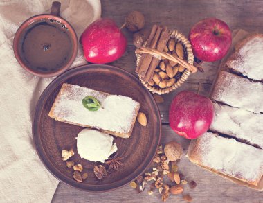 Ev yapımı elma strudel taze elma, tarçın ve pudra şekeri ile eski ahşap arka plan üzerinde hizmet dilimlenmiş. Yakın, karanlık rustik tarzı Apple strudel.