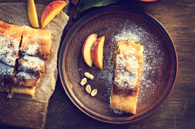 Strudel şeftali, elma ve fıstık ile