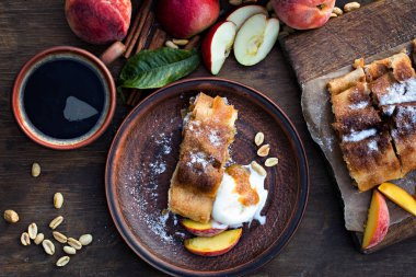 Strudel şeftali, elma ve fıstık ile