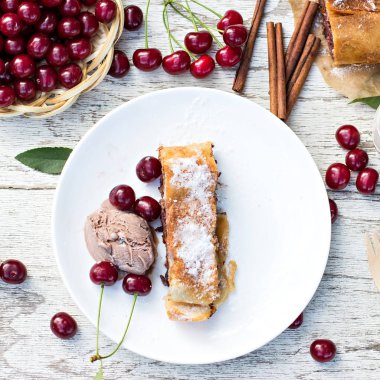 Strudel kiraz ve çikolata ile