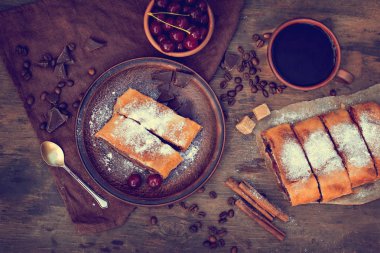 Strudel kiraz ve çikolata ile