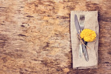  Sonbahar dekorlu masa ayarları. Çatal, bıçak, peçete, çatal bıçak. Tatil süsleri. Şükran Günü yemeği. Sonbahar havası, Cadılar Bayramı, Şükran Günü, tatil konsepti. Top View. seçici odak. 