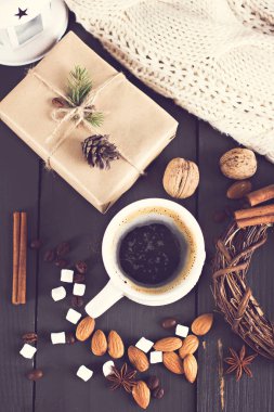 hediye, köknar dalı, fındık, koniler, kakao, kahve, sıcak örme battaniye. Kış, yeni yıl, yılbaşı natürmort
