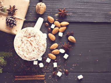 hediye, köknar dalı, fındık, koniler, kakao, kahve, sıcak örme battaniye. Kış, yeni yıl, yılbaşı natürmort