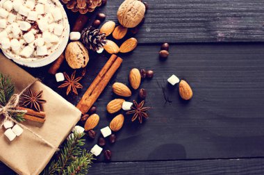 hediye, köknar dalı, fındık, koniler, kakao, kahve, sıcak örme battaniye. Kış, yeni yıl, yılbaşı natürmort