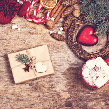 hediye, köknar dalı, fındık, koniler, kakao, kahve, sıcak örme battaniye. Kış, yeni yıl, yılbaşı natürmort