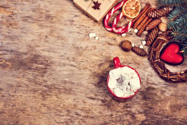 hediye, köknar dalı, fındık, koniler, kakao, kahve, sıcak örme battaniye. Kış, yeni yıl, yılbaşı natürmort