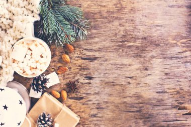 hediye, köknar dalı, fındık, koniler, kakao, kahve, sıcak örme battaniye. Kış, yeni yıl, yılbaşı natürmort