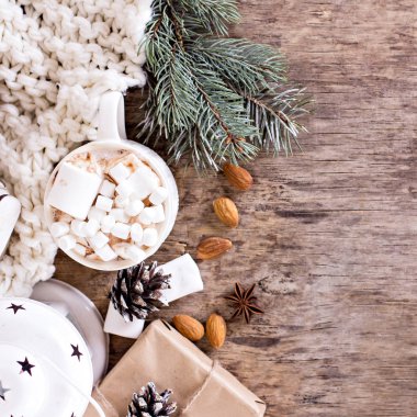 hediye, köknar dalı, fındık, koniler, kakao, kahve, sıcak örme battaniye. Kış, yeni yıl, yılbaşı natürmort