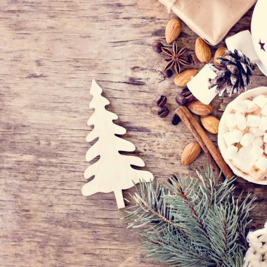 hediye, köknar dalı, fındık, koniler, kakao, kahve, sıcak örme battaniye. Kış, yeni yıl, yılbaşı natürmort