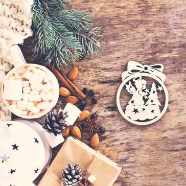 hediye, köknar dalı, fındık, koniler, kakao, kahve, sıcak örme battaniye. Kış, yeni yıl, yılbaşı natürmort