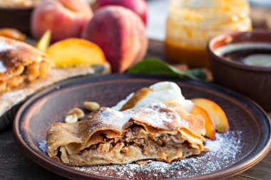 Strudel şeftali, elma ve fıstık ile