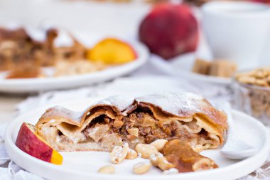 Strudel şeftali, elma ve fıstık ile