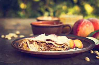 Strudel şeftali, elma ve fıstık ile