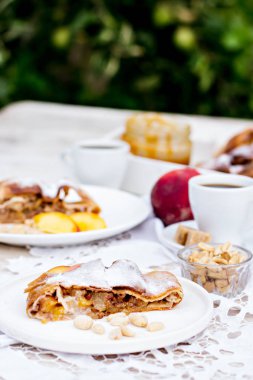 Strudel şeftali, elma ve fıstık ile