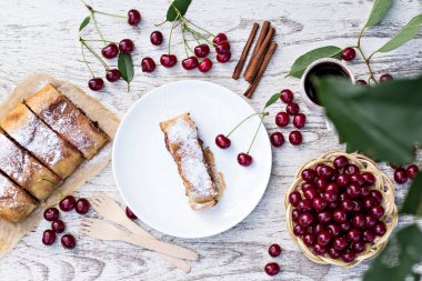 Strudel kiraz ve çikolata ile