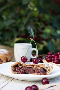Strudel kiraz ve çikolata ile