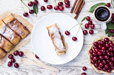 Strudel kiraz ve çikolata ile