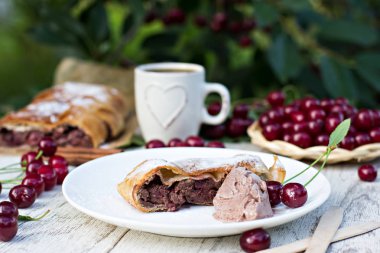 Strudel kiraz ve çikolata ile