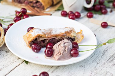 Strudel kiraz ve çikolata ile