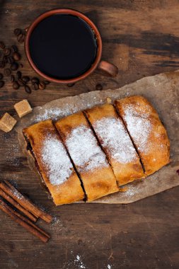 Strudel kiraz ve çikolata ile